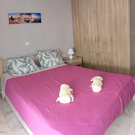 Bright & Comfy Near The Apartman *