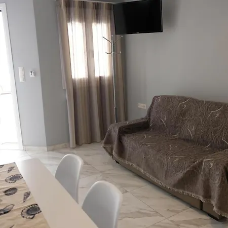 Bright & Comfy Near The Apartman *