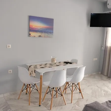Bright & Comfy Near The Apartman *