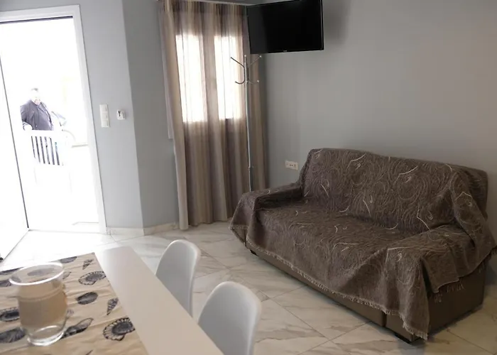 Bright & Comfy Near The Apartman *